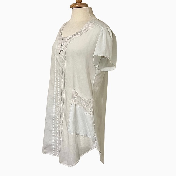 Vintage Henson Kickernick Lace Collared Nightgown with Lace Pockets and Pintuck. - Picture 2 of 9